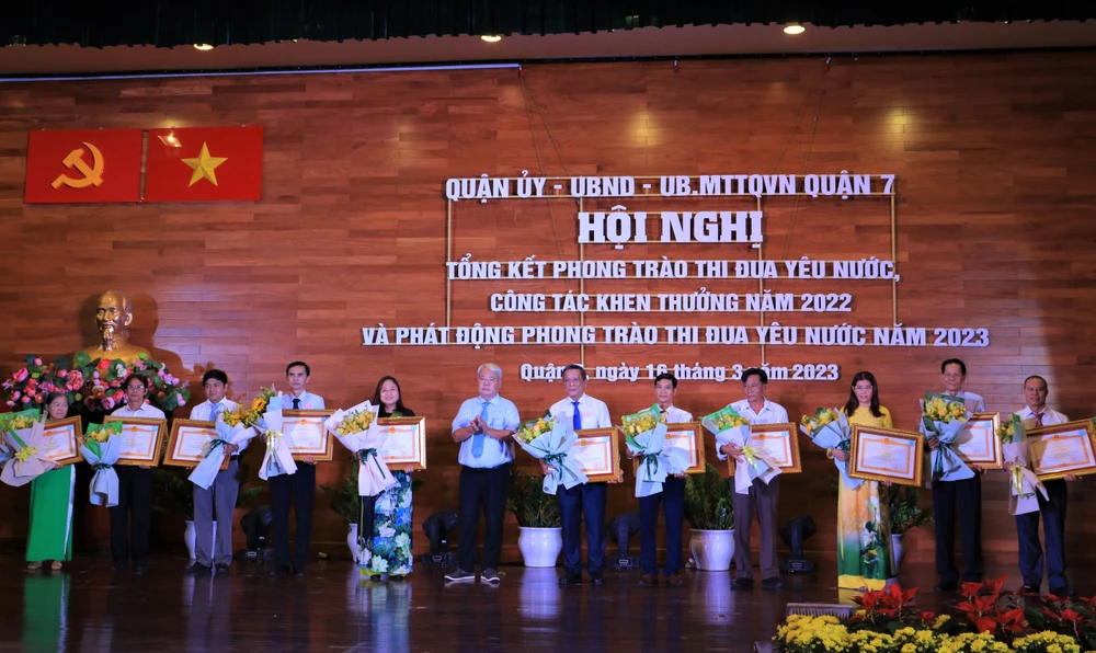 Bí thư Quận ủy Quận 7 Võ Khắc Thái trao bằng khen của Thủ tướng Chính phủ cho các tập thể, cá nhân có thành xuất xuất sắc trong công tác, phòng chống dịch COVID-19 trên địa bàn TP.HCM. Ảnh: VT Bí thư Quận ủy Quận 7 Võ Khắc Thái trao bằng khen của Thủ tướng Chính phủ cho các tập thể, cá nhân có thành xuất xuất sắc trong công tác, phòng chống dịch COVID-19 trên địa bàn TP.HCM. Ảnh: VT