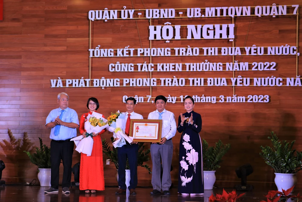 Phó Giám đốc Sở Nội vụ TP Ngô Thị Hoàng Các trao Huân chương Lao động hạng Ba của Chủ tịch nước cho tập thể, cá nhân có thành tích xuất sắc trong công tác phòng, chống dịch COVID-19. Ảnh: VT Phó Giám đốc Sở Nội vụ TP Ngô Thị Hoàng Các trao Huân chương Lao động hạng Ba của Chủ tịch nước cho tập thể, cá nhân có thành tích xuất sắc trong công tác phòng, chống dịch COVID-19. Ảnh: VT