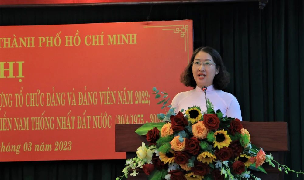 Trưởng Ban Tổ chức Đảng ủy Khối Lê Kim Tuyền báo cáo tại hội nghị. Ảnh: VT