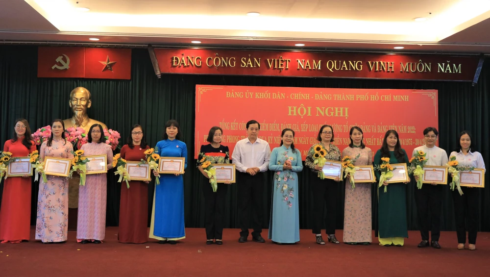 Các đảng viên được nhận bằng khen hoàn thành xuất sắc nhiệm vụ năm năm liền. Ảnh: VT