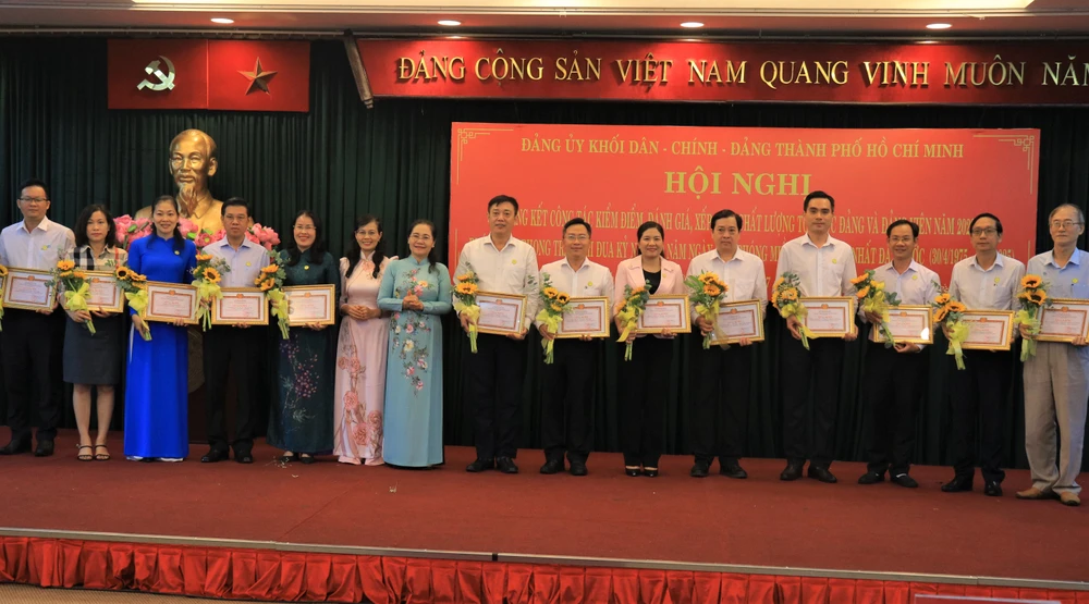 Phó Bí thư Thành uỷ Nguyễn Thị Lệ và Phó Bí thư Thường trực Đảng ủy Khối Nguyễn Thị Kim Dung tặng bằng khen cho các tổ chức cơ sở đảng đạt danh hiệu hoàn thành xuất sắc nhiệm vụ tiêu biểu năm 2022.