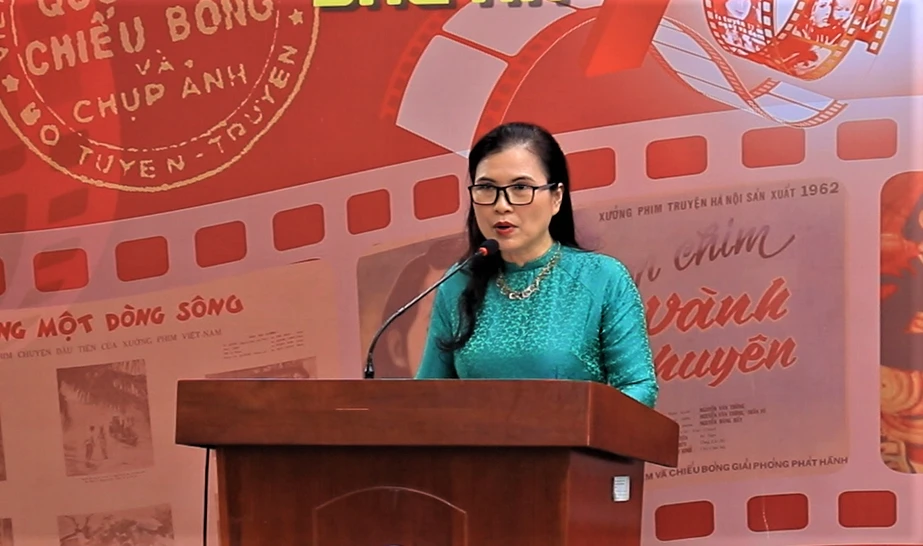 Bà Nguyễn Thị Thúy Hà, Phó Viện trưởng Viện phim Việt Nam phát biểu khai mạc triển lãm. Ảnh: VÕ THƠ