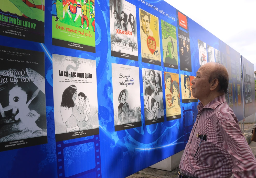 Ông Trần Luân Kim, nguyên Chủ tịch Hội Điện ảnh Việt Nam xúc động khi nhìn lại những hình ảnh cũ. Ảnh: VÕ THƠ