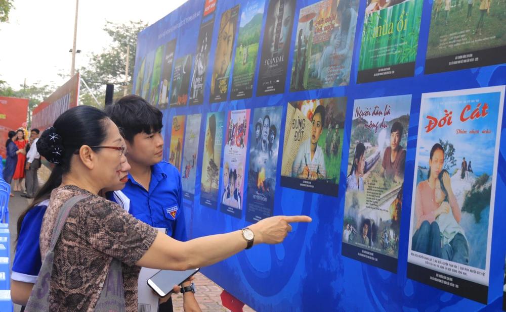 Triển lãm cung cấp các tư liệu, hình ảnh quý giá và những tác phẩm điện ảnh Việt Nam trong 70 năm qua. Ảnh: VÕ THƠ