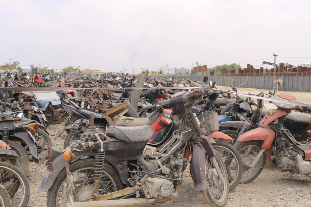 Những phương tiện có giá trị thấp người vi phạm không nhận lại xe vì mức tiền phạt cao hơn giá trị xe. Ảnh: VT Những phương tiện có giá trị thấp người vi phạm không nhận lại xe vì mức tiền phạt cao hơn giá trị xe. Ảnh: VT