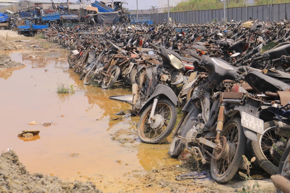 Bãi giữ xe không có mái che, không có hệ thống thoát nước dẫn đến việc mặt nền bị sụt lún, ngập nước khi có mưa lớn kéo dài. Ảnh: VT Bãi giữ xe không có mái che, không có hệ thống thoát nước dẫn đến việc mặt nền bị sụt lún, ngập nước khi có mưa lớn kéo dài. Ảnh: VT