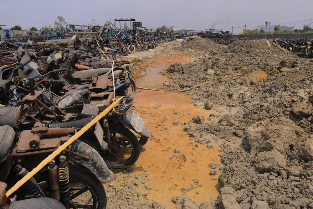 Với điều kiện hiện tại của bãi xe rất khó để đảm bảo chất lượng của các phương tiện đang tạm giữ. Ảnh: VT Với điều kiện hiện tại của bãi xe rất khó để đảm bảo chất lượng của các phương tiện đang tạm giữ. Ảnh: VT