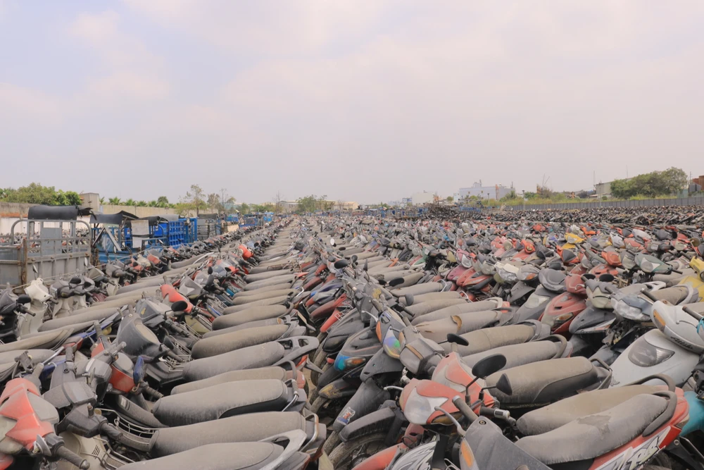 Hàng ngàn phương tiện vi phạm hành chính được tập trung tại bãi xe Võ Trần Chí quận Bình Tân. Ảnh: VT Hàng ngàn phương tiện vi phạm hành chính được tập trung tại bãi xe Võ Trần Chí quận Bình Tân