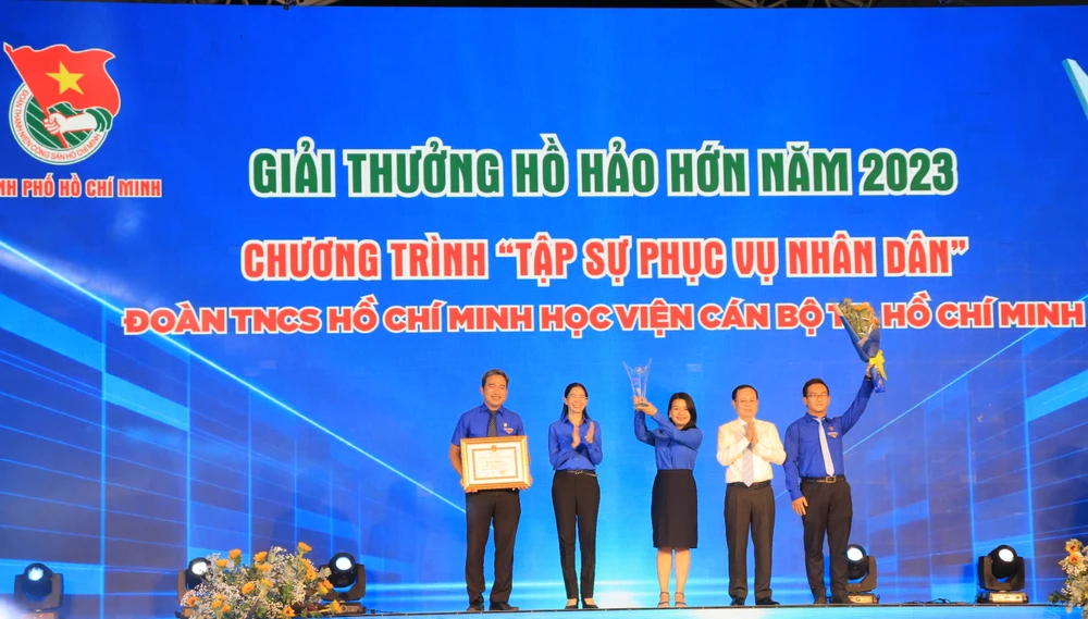 Phó Bí thư Nguyễn Văn Hiếu và Bí thư Thành Đoàn TP Phan Thị Thanh Phương trao giải Hồ Hảo Hớn cho Học viện Cán bộ TP. Ảnh: VT Phó Bí thư Nguyễn Văn Hiếu và Bí thư Thành Đoàn TP Phan Thị Thanh Phương trao giải Hồ Hảo Hớn cho Học viện Cán bộ TP. Ảnh: VT
