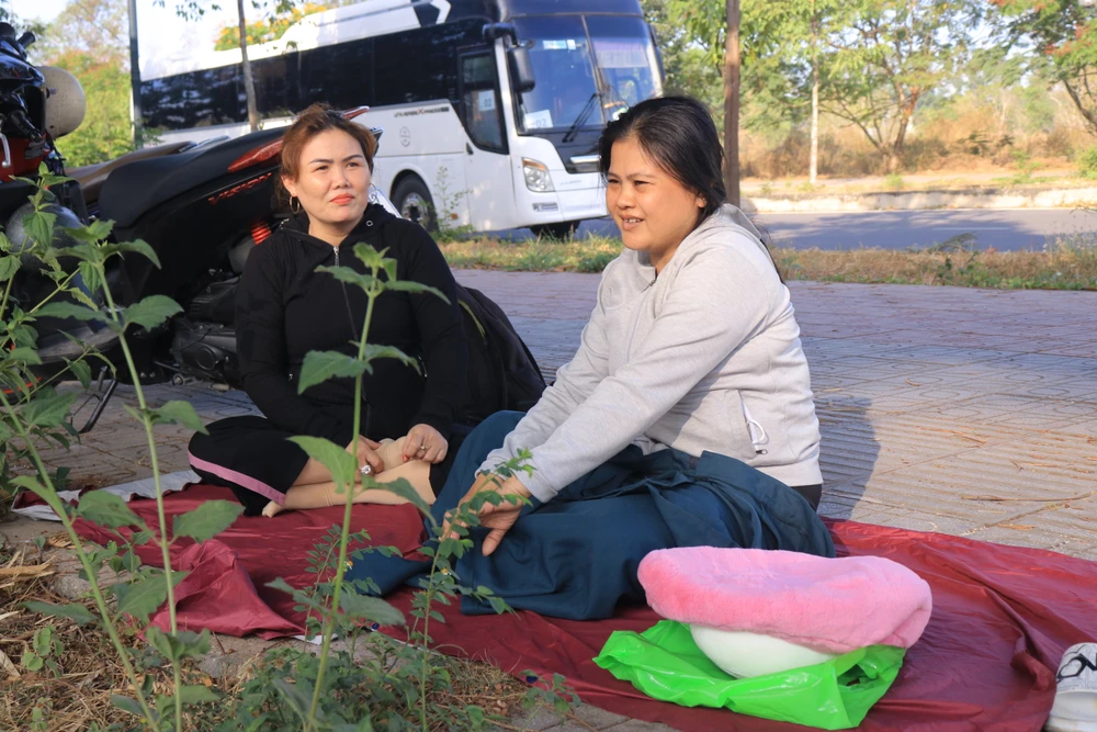 Chị Thủy và chị Huyền (Bình Phước) là hàng xóm có con thi tại điểm thi trường Đại học Bách Khoa. Cô đến đây từ hai ngày trước và đang thuê trọ kế bên trường để tiện cho con ôn thi. "Con tôi có nguyện vọng thi vào trường Đại học Bách Khoa nên dịp này tôi đưa con lên tham quan trường. Đối với tôi con thi ở đâu cũng được, tôi luôn ủng hộ quyết định của con và đồng hành cùng con trên mọi chặng đường " - chị Thủy tâm sự.