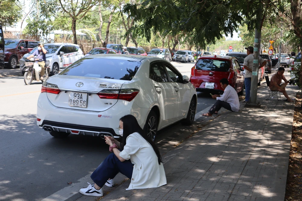 Ghi nhận tại làng Đại học Thủ Đức, tại điểm thi trường Đại học Quốc tế, ngay từ sáng sớm nhiều bậc phụ huynh và thí sinh đã có mặt tại điểm thi. Do kỳ thi diễn ra vào ngày cuối tuần nên nhiều phụ huynh tranh thủ đưa con đến sớm để tránh tắc đường.