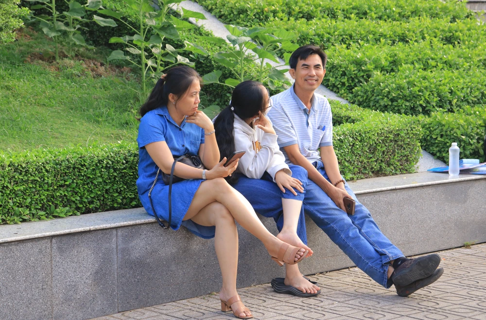 Dù phải vượt một quãng đường khá xa từ Long An lên TP.HCM, ông Thanh Tuấn cho biết luôn tạo điều kiện tốt nhất để cho con đạt kết quả như ý. "Kỳ thi rơi vào cuối tuần nên gia đình tôi tranh thủ đợi con thi xong sẽ đưa các đi chơi khám phá Sài Gòn cũng như để giải tỏa sau kì thi căng thẳng"- ông Tuấn cho biết.