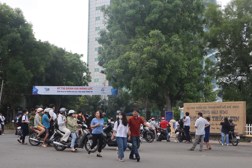 Tại điểm thi trường Đại học Công nghệ thông tin, nhiều phụ huynh và thí sinh có mặt từ sớm để tránh tình trạng kẹt xe.