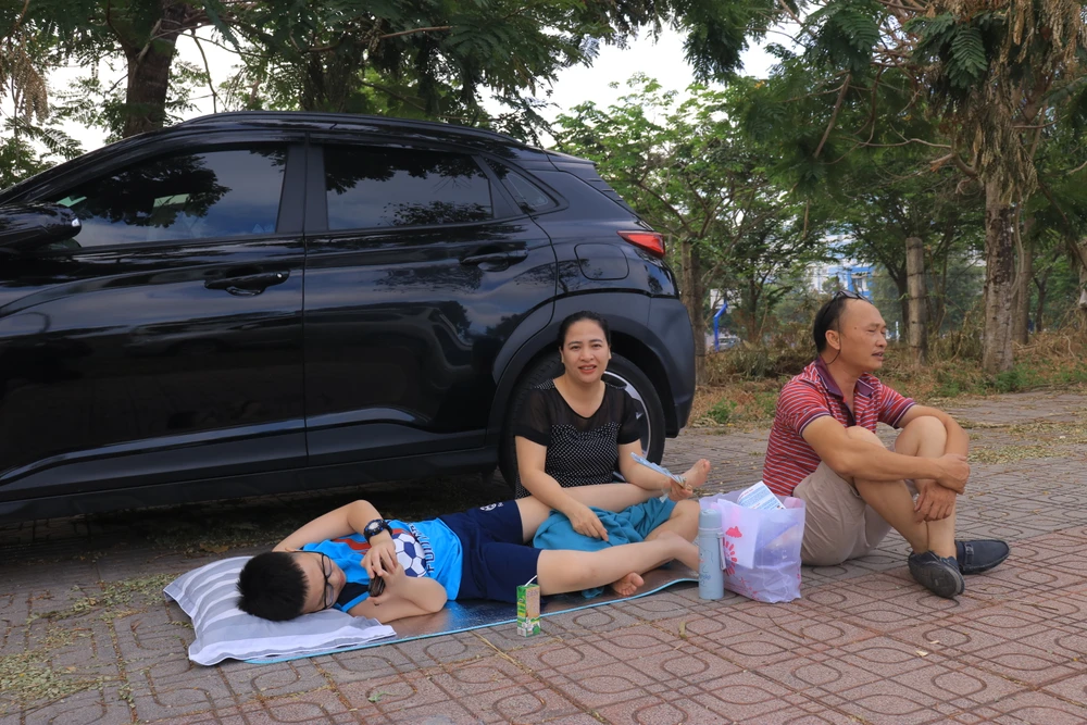 Gia đình ông Thanh Tú (Đồng Nai) cho biết cả gia đình vừa đến Sài Gòn lúc 6 giờ sáng, mặc dù kẹt xe nhưng cũng kịp để con ăn sáng nghỉ ngơi trước khi vào thi. "Kết quả như thế nào cũng không sao cả, miễn là con đã nỗ lực, cố gắng hết sức. Bố mẹ dù không nói ra nhưng sẽ luôn âm thầm động viên, ủng hộ con trên chặng đường đại học sắp tới" - phụ huynh Tú cho hay.