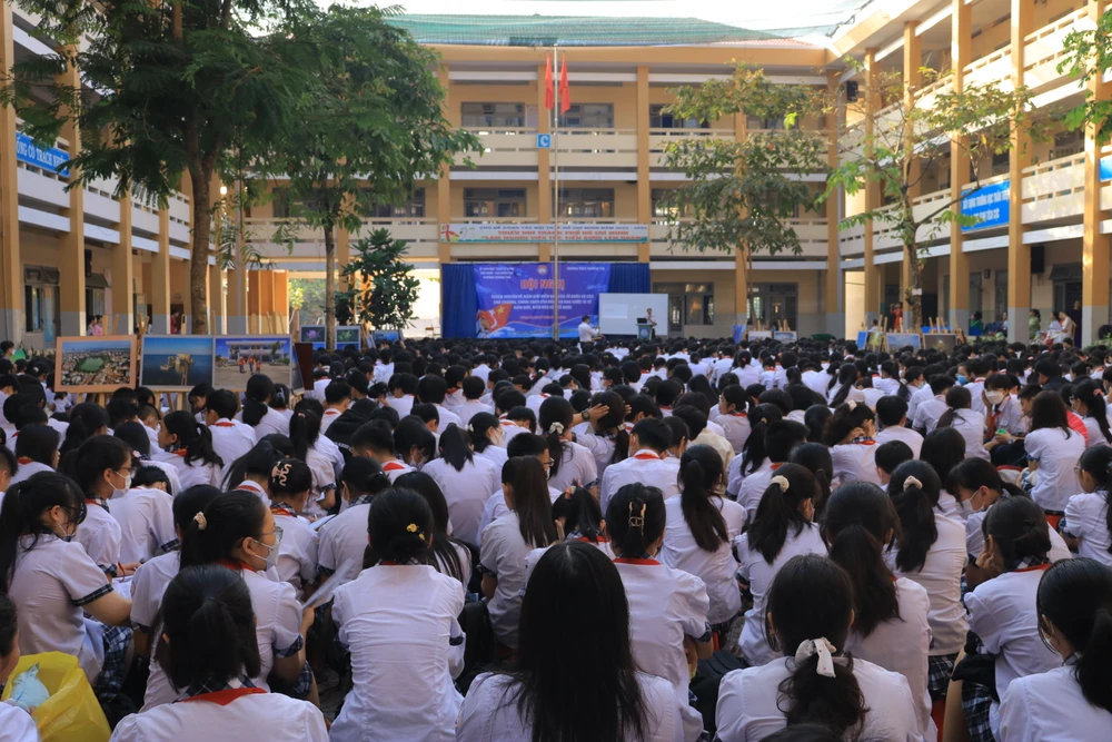 Buổi tuyên truyền về biển, đảo tại trường THCS Trường Thọ sáng 27-3. Ảnh: VT