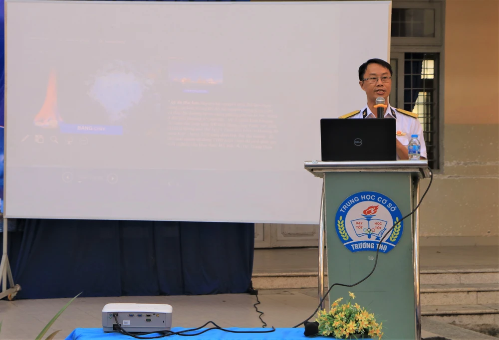 Trung tá Nguyễn Văn Phiếm, Phó Chủ nhiệm chính trị, Lữ đoàn 125, Vùng 2 Hải quân phổ biến thông tin về các vấn đề liên quan đến biển, đảo. Ảnh: VT