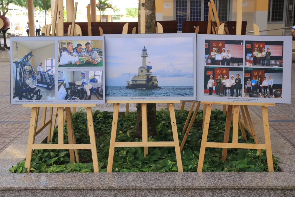 Triển lãm cung cấp 75 ảnh về thiên nhiên biển, đảo, cuộc sống, sinh hoạt thường ngày của các chiến sĩ trên đảo... Ảnh: VT