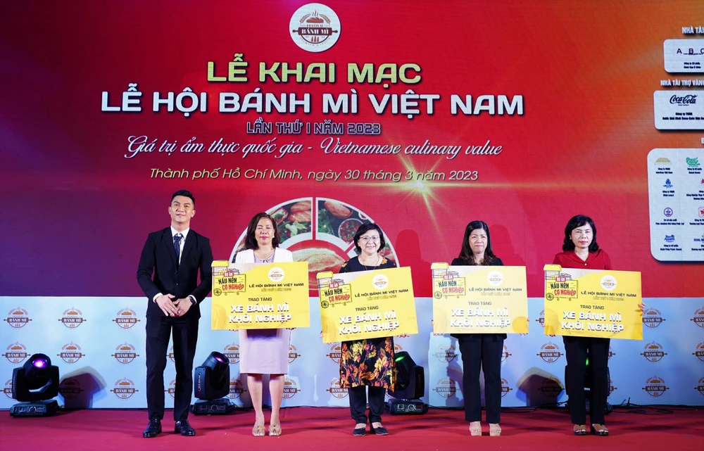 Trao tặng xe bánh mì khởi nghiệp dành cho phụ nữ khó khăn. Ảnh: VT