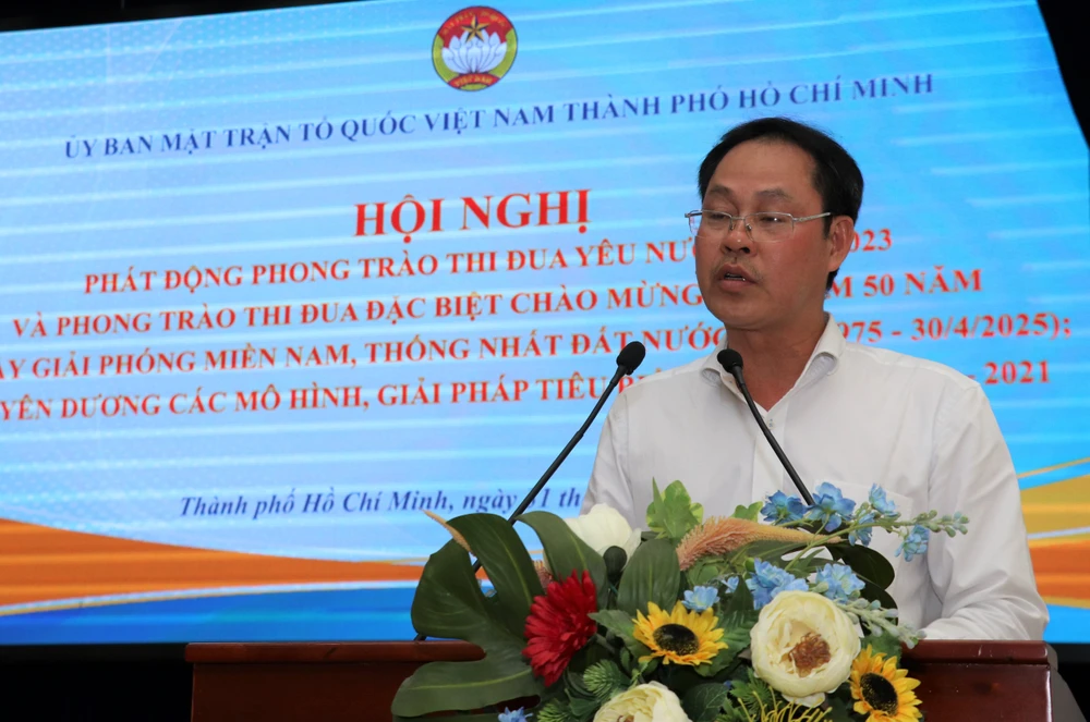 Phó Chủ tịch Ủy ban MTTQ Việt Nam TP.HCM Nguyễn Thành Trung báo cáo tại hội nghị. Ảnh: VT