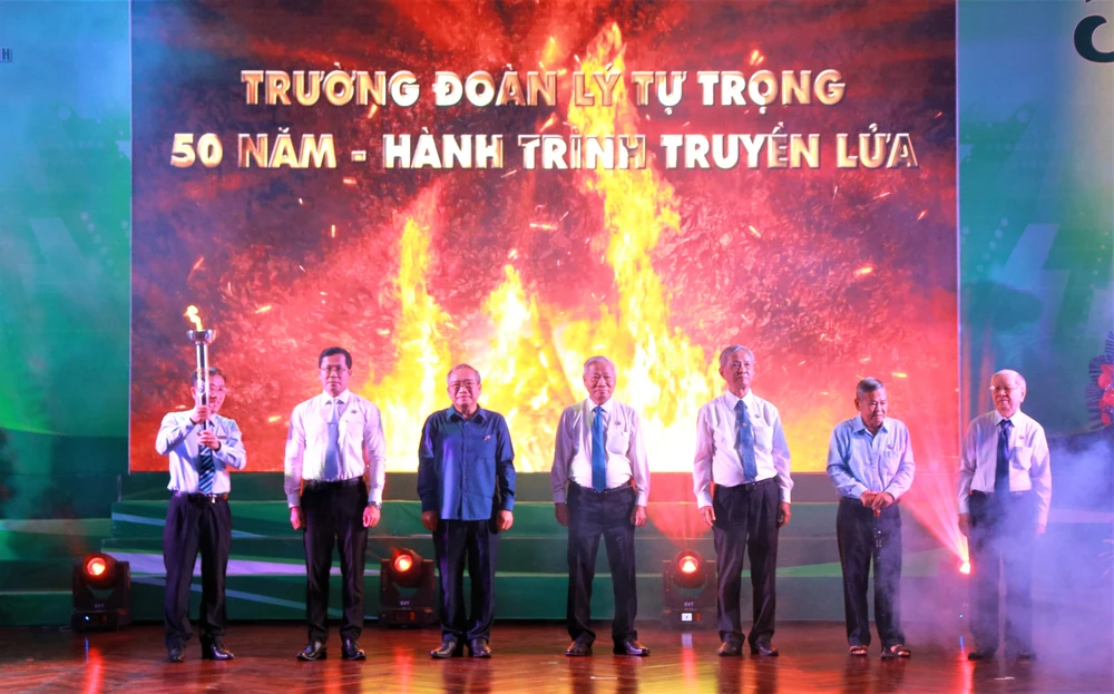 Các thế hệ Hiệu trưởng Trường Đoàn Lý Tự Trọng qua các thời kỳ thực hiện nghi thức truyền lửa. Ảnh: VT