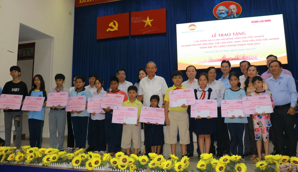 Các đại biểu chụp ảnh lưu niệm cùng các em học sinh, sinh viên tại lễ trao tặng. Ảnh: VT