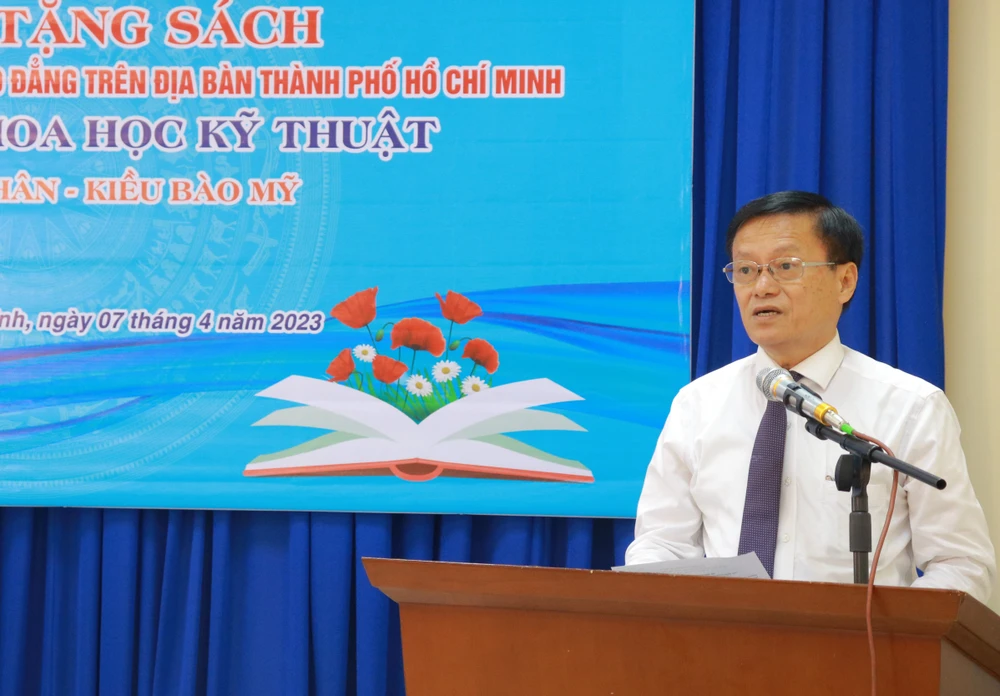 Phó Chủ nhiệm Ủy ban về Người Việt Nam ở nước ngoài TP.HCM Võ Thành Chất ghi nhận và đánh giá cao những đóng góp của TS Võ Tá Hân. Ảnh: VT