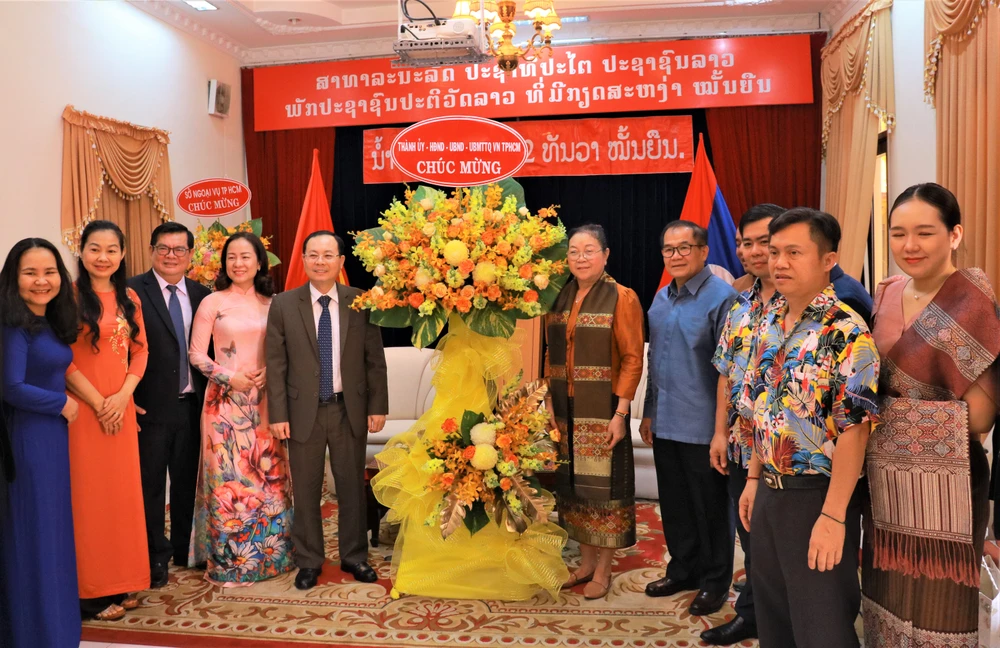 Đoàn Lãnh đạo TP.HCM tặng hoa và chúc Tết cổ truyền Bun Pi May của nhân dân Lào năm 2023 Ảnh: VÕ THƠ Đoàn Lãnh đạo TP.HCM tặng hoa và chúc Tết cổ truyền Bun Pi May của nhân dân Lào năm 2023 Ảnh: VÕ THƠ