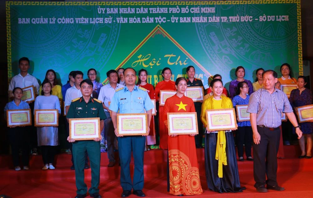 Các đội thi đạt giải bảng B. Ảnh: VT