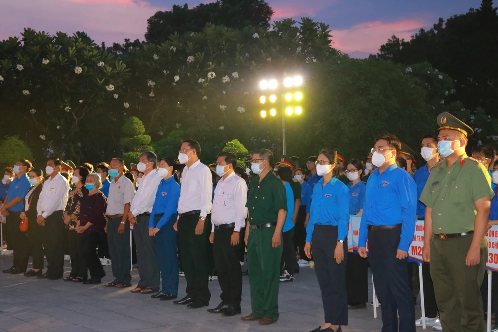 Các đại biểu cùng đoàn viên, thanh niên kính cẩn nghiêng mình, tưởng nhớ Chủ tịch Hồ Chí Minh, các bậc cách mạng tiền bối, các anh hùng liệt sĩ đã anh dũng hy sinh quên mình vì Tổ quốc, vì Nhân dân; tri ân sự hy sinh cao cả của các Mẹ Việt Nam Anh hùng, Mẹ Liệt sĩ. Ảnh: VÕ THƠ