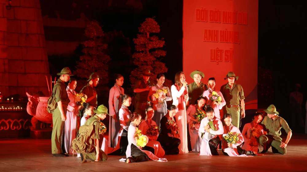 Các tiết mục văn nghệ tưởng nhớ đến các anh hùng liệt sĩ đã anh dũng hy sinh quên mình vì hòa bình, tự do của Tổ quốc. Ảnh: VÕ THƠ