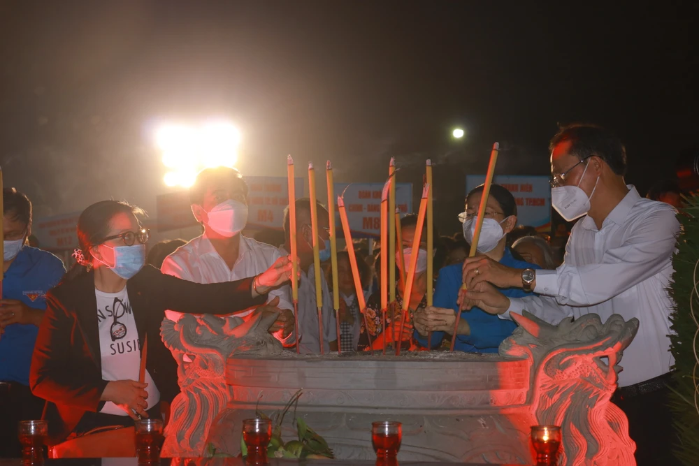 Các lãnh đạo thành kính dâng hương tưởng niệm các anh hùng, liệt sĩ. Ảnh: VÕ THƠ