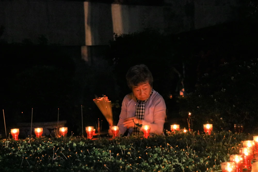 Nhiều người đến dâng những nén hương tri ân những anh hùng, liệt sĩ ngã xuống để đất nước có được những mùa xuân độc lập, tự do, hòa bình, thống nhất hôm nay. Ảnh: VÕ THƠ