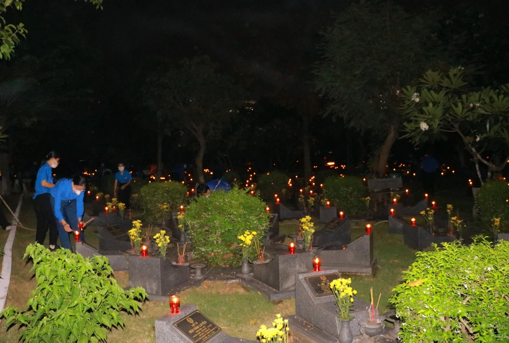 Đoàn viên, thanh niên TP.HCM dâng hương và thắp nến tri ân các anh hùng liệt sĩ tại Nghĩa trang Liệt sĩ TP.HCM. Ảnh: VÕ THƠ