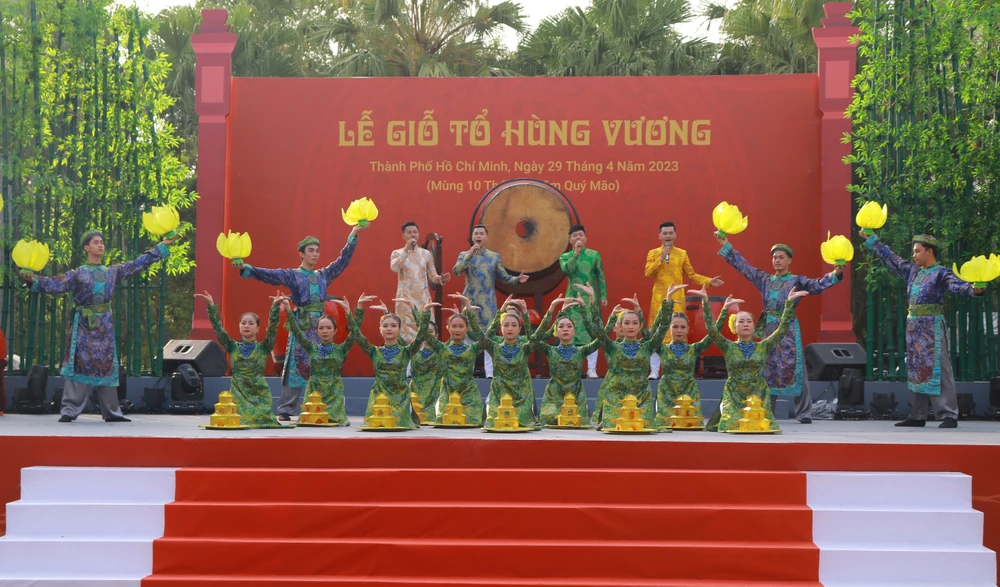 Chương trình văn nghệ chào mừng tại lễ Giỗ Tổ Hùng Vương. Ảnh: VÕ THƠ