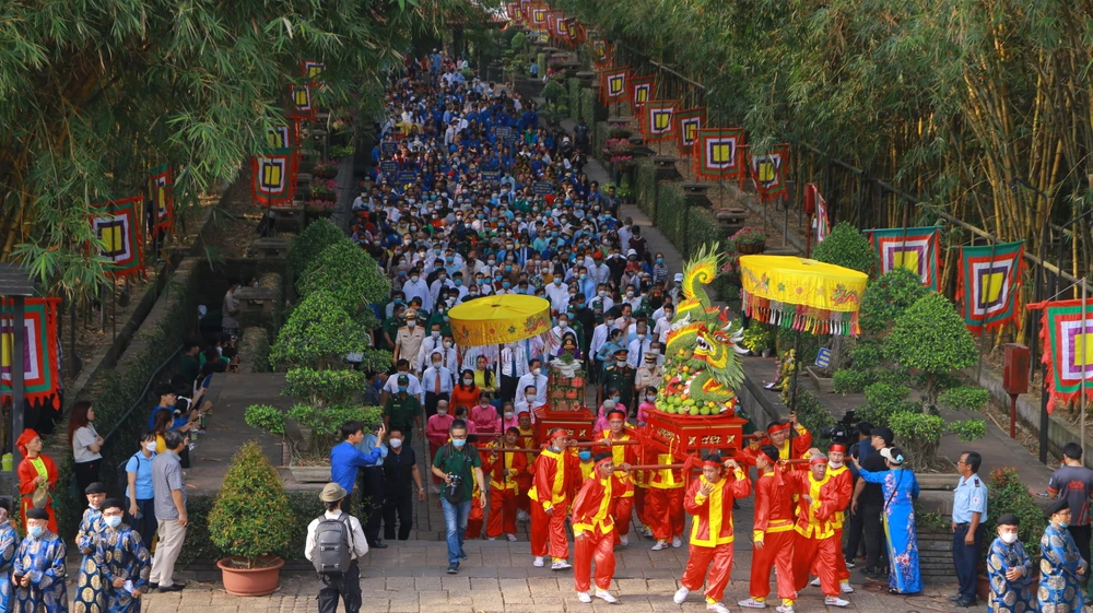 Đoàn đại biểu cùng thực hiện nghi thức diễu hành rước lễ dâng bánh chưng, bánh dày lên Quốc Tổ Hùng Vương. Ảnh: VÕ THƠ