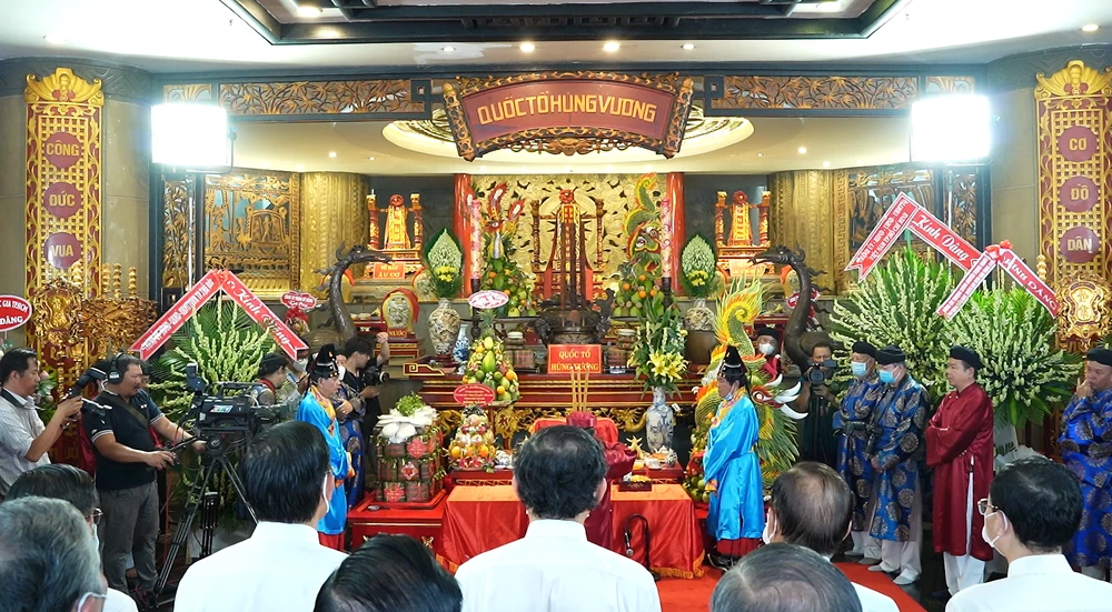 Các đại biểu dự lễ và dâng hương tưởng niệm Quốc Tổ Hùng Vương. Ảnh: VÕ THƠ