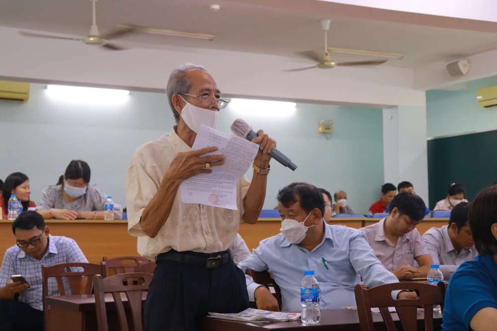 Cử tri Phạm Văn Phi (phường 10) bày tỏ ý kiến. Ảnh: VÕ THƠ
