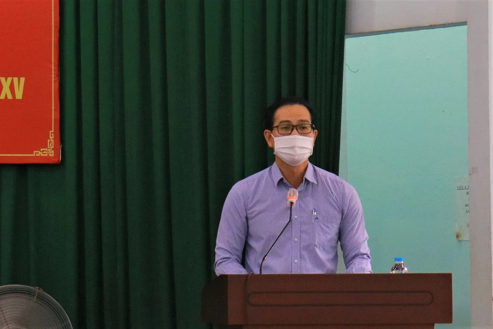 Phó chủ tịch UBND quận 6 Huỳnh Minh Hùng trả lời ý kiến cử tri. Ảnh: VÕ THƠ