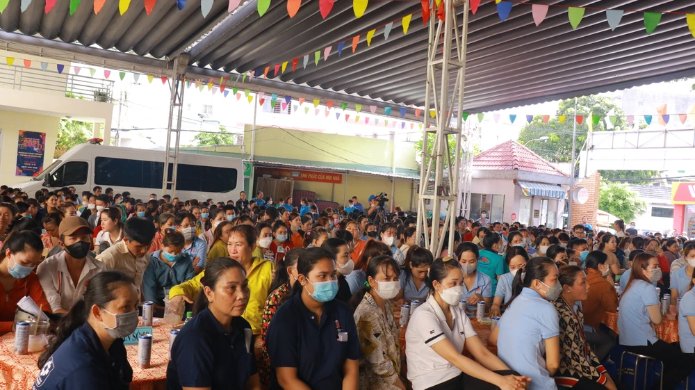 Đông đảo công nhân lao động tham gia chương trình "Cảm ơn người lao động" năm 2023. Ảnh: VT