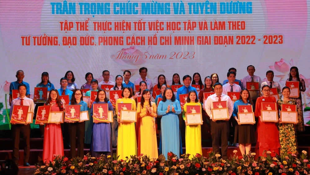 Phó Bí thư Thường trực Đảng ủy Khối Nguyễn Thị Kim Dung và Phó Chủ tịch Liên đoàn Lao động TP Lê Thị Kim Thúy trao tặng bằng khen cho các tập thể thực hiện tốt việc học tập và làm theo tư tưởng, đạo đức, phong cách Hồ Chí Minh giai đoạn 2022-2023. Ảnh: VT