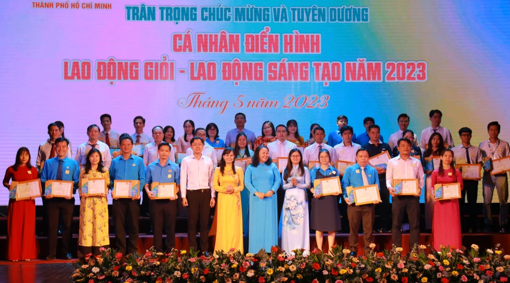 Các cá nhân điển hình “Lao động giỏi, Lao động sáng tạo” được tuyên dương. Ảnh: VT