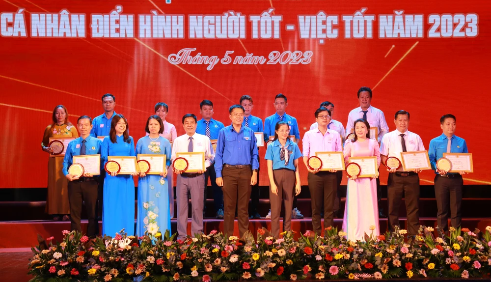 Các gương người tốt việc tốt năm 2023 được nhận khen thưởng tại chương trình. Ảnh: VT