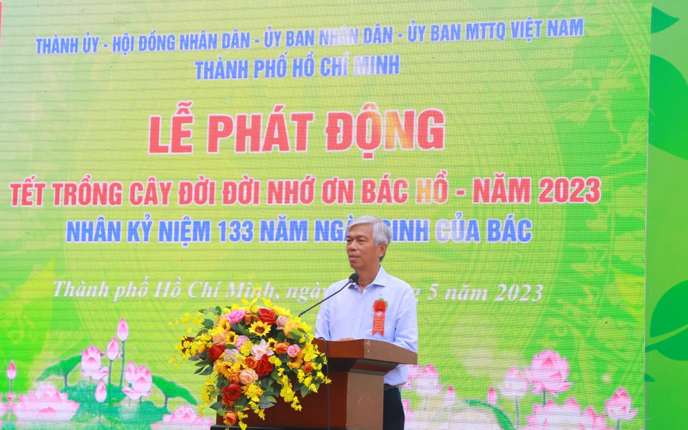 Phó Chủ tịch UBND TP Võ Văn Hoan phát động “Tết trồng cây đời đời nhớ ơn Bác Hồ” năm 2023. Ảnh: VT