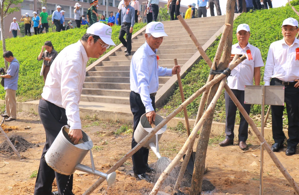 Phó Chủ tịch UBND TP.HCM Võ Văn Hoan cùng tham gia trồng cây hưởng ứng. Ảnh:VT