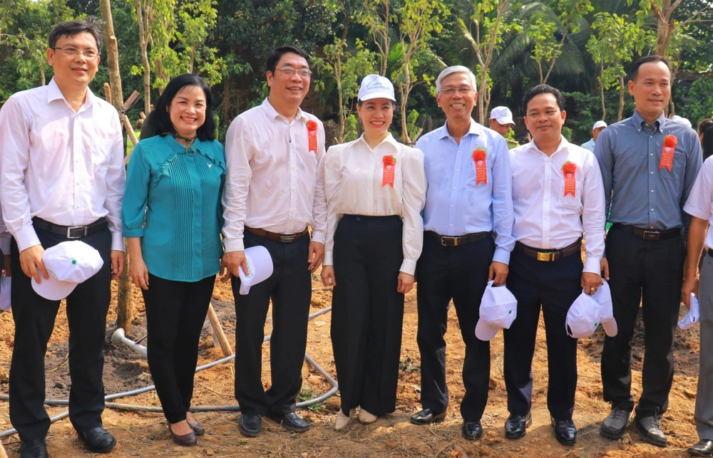 Các lãnh đạo cùng chụp ảnh lưu niệm sau khi trồng cây. Ảnh: VT