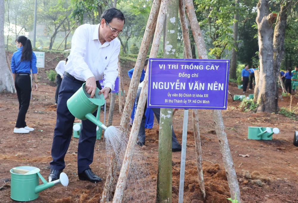 Bí thư Thành ủy TP.HCM Nguyễn Văn Nên tham gia trồng cây hưởng ứng Tết trồng cây đời đời nhớ ơn Bác Hồ. Ảnh: DQ