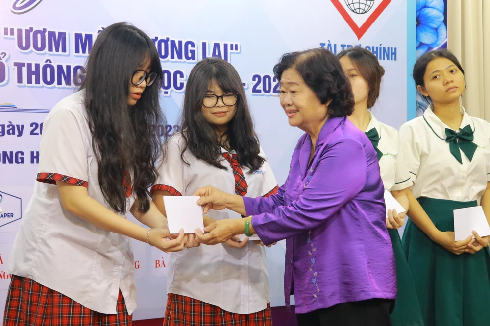 Nguyên Phó Chủ tịch nước Trương Mỹ Hoa tặng quà động viên các em trước kỳ thi trung học phổ thông. Ảnh VÕ THƠ