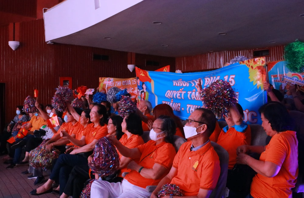 Khán giả tham gia cổ vũ nhiệt tình cho các đội thi. Ảnh: VT