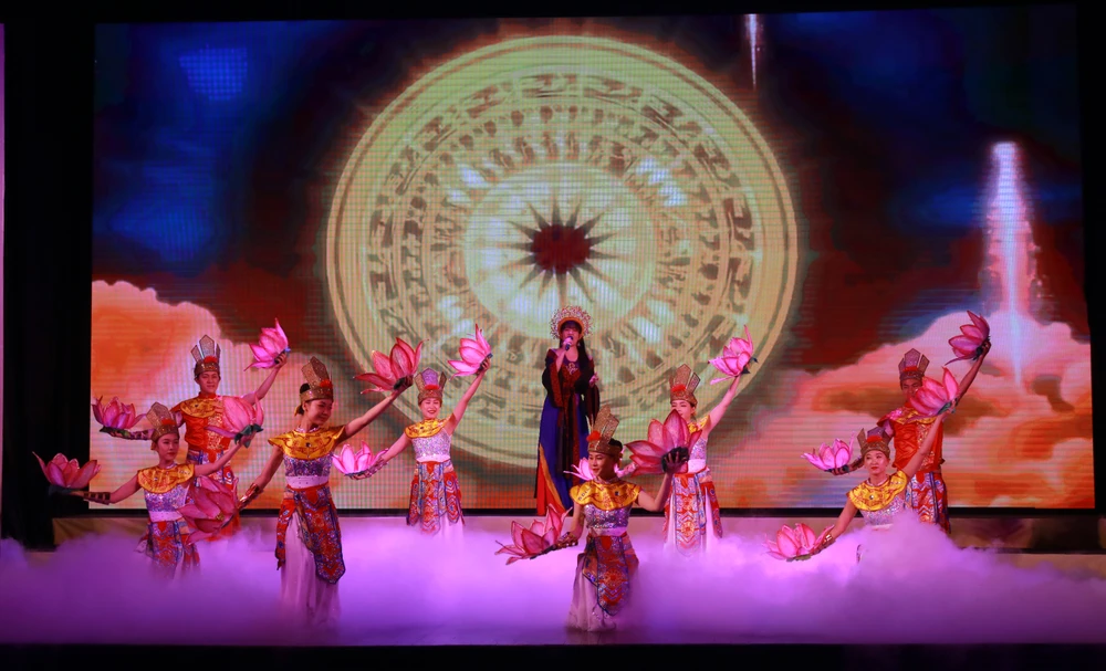 Tiết mục múa hát "Con cháu Vua Hùng Toàn cầu" của Khối thi đua số 14. Ảnh: VT