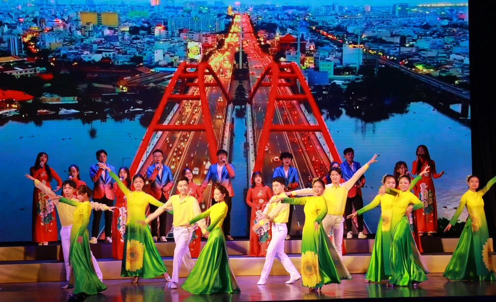 Tiết mục "Chào 50 năm thành phố rạng rỡ tên người" của Khối thi đua số 19. Ảnh: VT